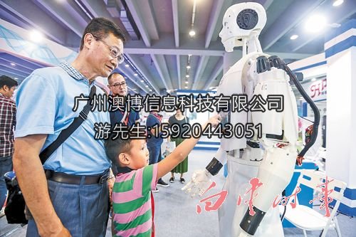 我區(qū)企業(yè)展出的機器人吸引眾多市民關(guān)注。