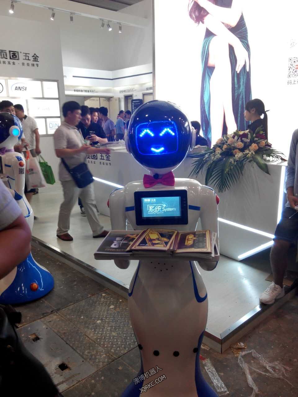 送餐機(jī)器人送外賣？快遞小哥做什么